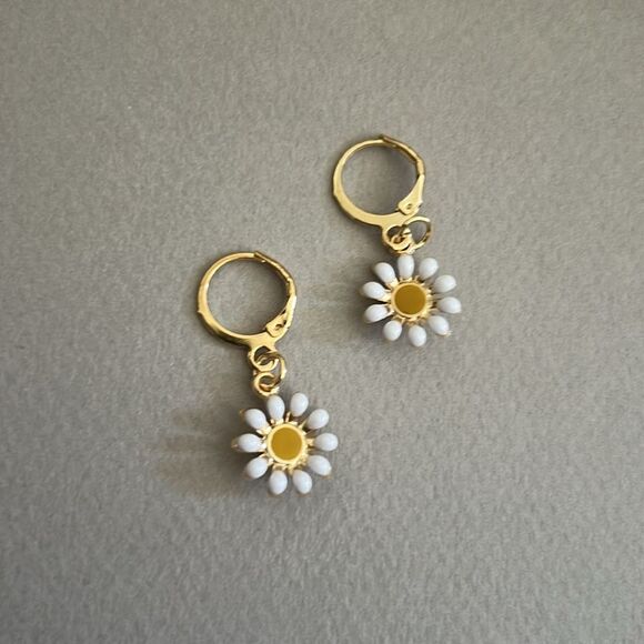 Gold Daisy Hoop Earrings A1342 - Picture 2 of 2